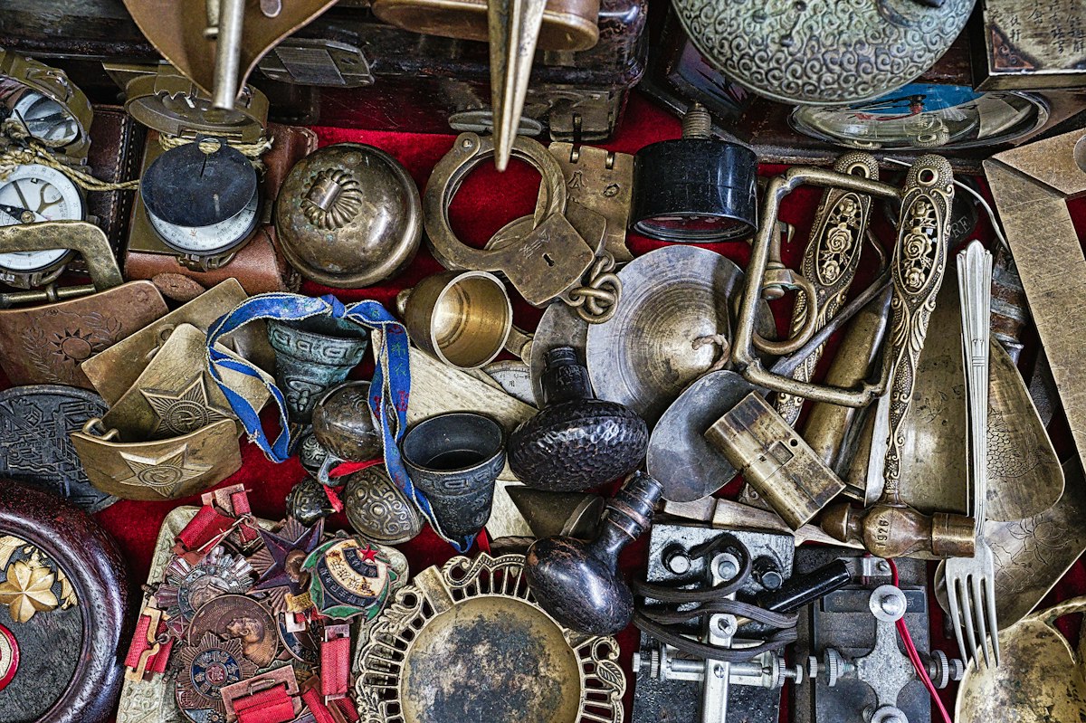 Petits objets de brocante, laiton et trouvailles