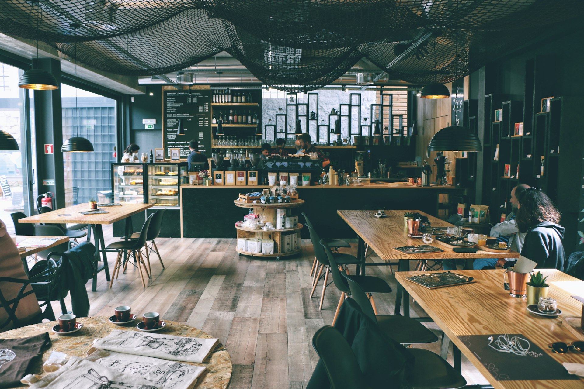 Intérieur chaleureux d’un salon de thé