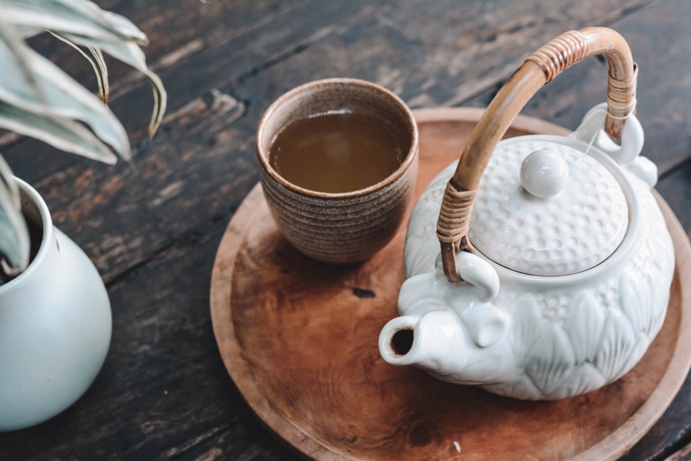 Thé servi dans une poterie artisanale